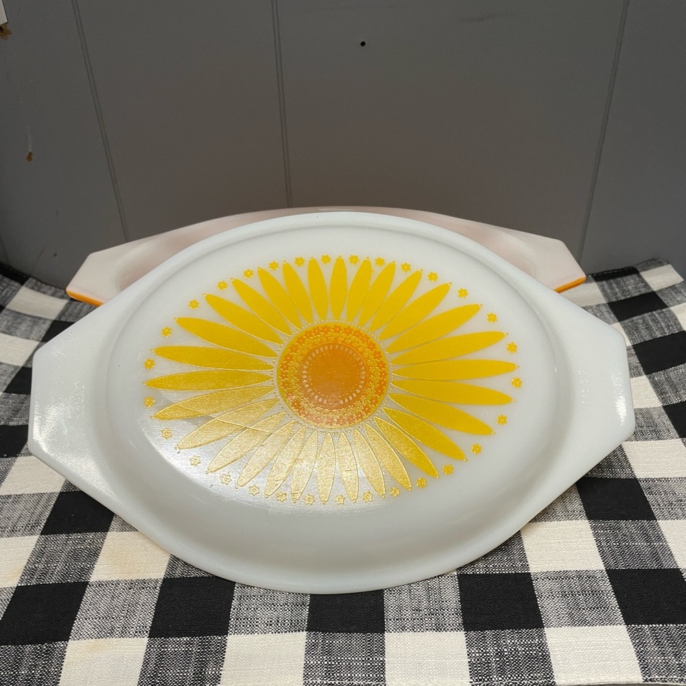 Vintage Pyrex Sunflower Daisy 1.5 Quart Casserole with Lid #043 Yellow White